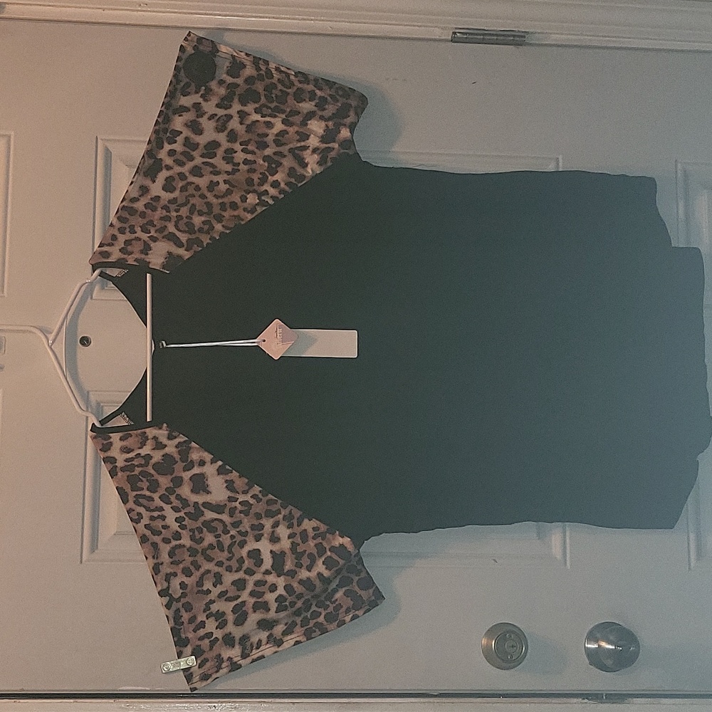 Reiterate Casual Wear black with leopard sleeves vneck size 4x NWT